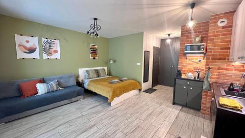 Praga Poludnie Apartment | Roztocka studio, free parking, AC, 1 tram to the city & PGE National Stadion by Cosmo Spirit
