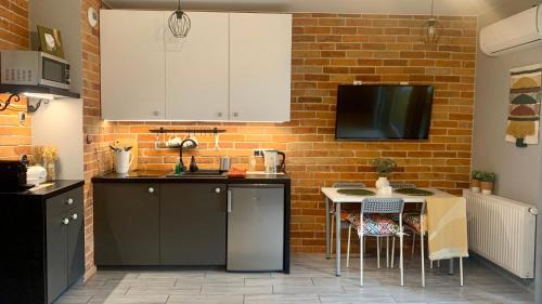 Praga Poludnie Apartment | Roztocka studio, free parking, AC, 1 tram to the city & PGE National Stadion by Cosmo Spirit