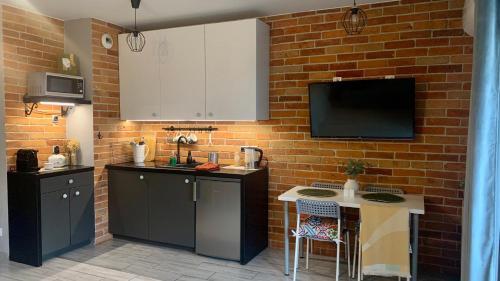 Praga Poludnie Apartment | Roztocka studio, free parking, AC, 1 tram to the city & PGE National Stadion by Cosmo Spirit