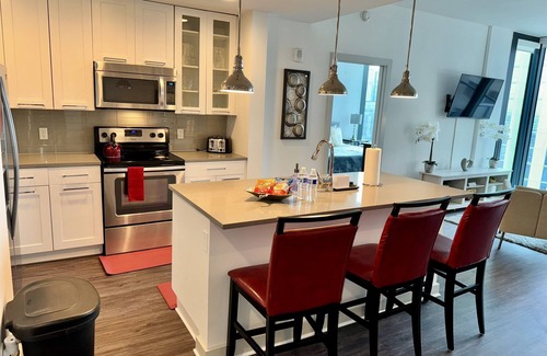 North Buckhead Apartment | Ruby Getaway | Highrise | Pool | Workout | Modern Comfort