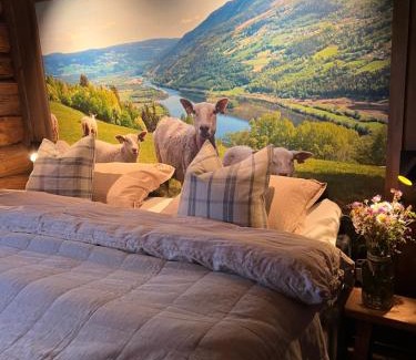 Hundorp House | Rudland Gård - Unik gårdsovernatting i stabbur fra 1750