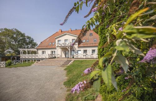 Bergen auf Ruegen Apartment | Ruhig und idyllische Lage, strandnah, gratis Nutzung vom AHOI Erlebnisbad und Sauna in Sellin - Gutshaus Silvitz FeWo 03