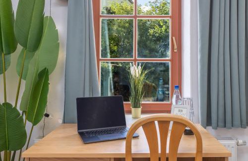 Domviertel Apartment | Ruhiges Zimmer mit Gartenblick & Schreibtisch