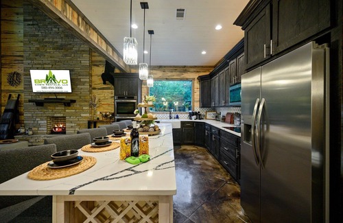 Broken Bow Cabin | Runaway Streams - Game Room, Mini Golf, Creekside, EV Outlet
