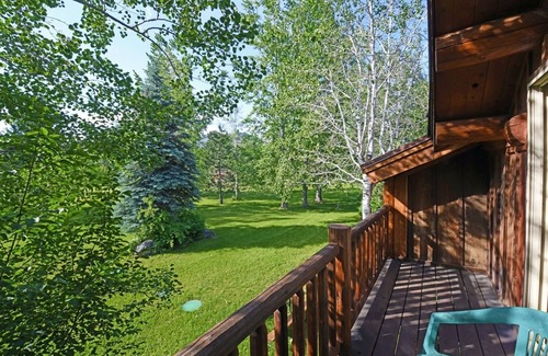 Winthrop Apartment | Running Wolf Studio – trail access, pool/hot tub, private balcony