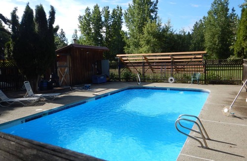 Winthrop Apartment | Running Wolf Studio – trail access, pool/hot tub, private balcony