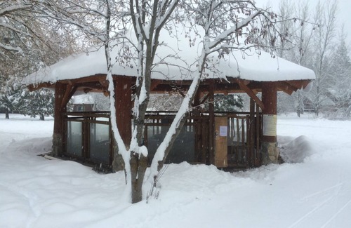 Winthrop Apartment | Running Wolf Studio – trail access, pool/hot tub, private balcony