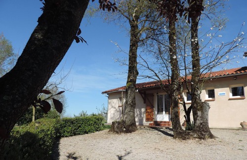 Puycornet Cottage | Rural lodging chenes in a cardre of greenery and flowers.