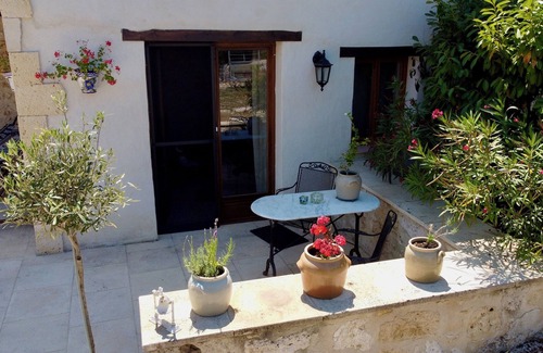 Massels House | Rural vacation home with beautiful views and infinity pool