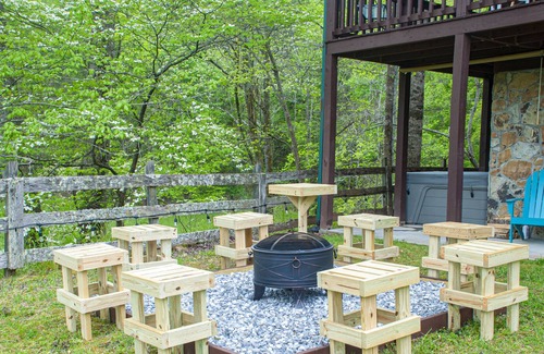 Young Harris Cabin | Rushing Waters Cabin in Young Harris Ga. Internet, fire pit and hot tub