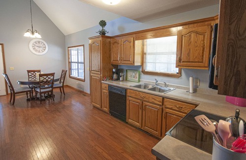 Young Harris Cabin | Rushing Waters Cabin in Young Harris Ga. Internet, fire pit and hot tub