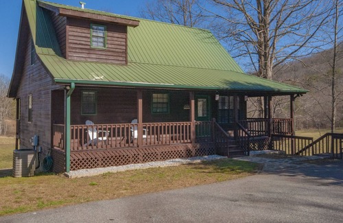 Young Harris Cabin | Rushing Waters Cabin in Young Harris Ga. Internet, fire pit and hot tub