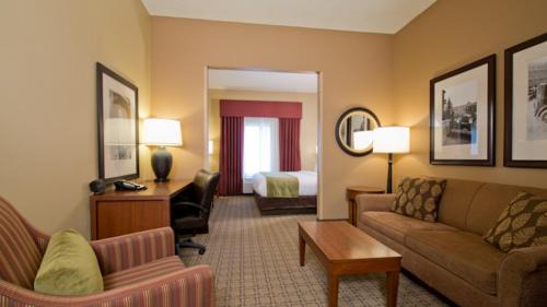 Starkville Hotel | Russell Inn and Suites