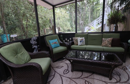 Homosassa Cabin | Rustic 2 Bedroom Tropical Treehouse on Yulee