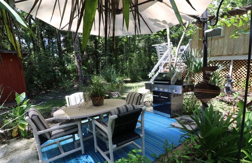 Homosassa Cabin | Rustic 2 Bedroom Tropical Treehouse on Yulee