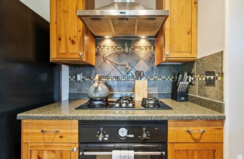 Silver Summit House | Rustic 5BR Escape with Private Hot Tub 25min to Park City