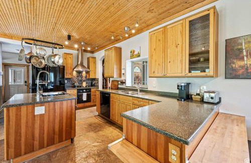 Silver Summit House | Rustic 5BR Escape with Private Hot Tub 25min to Park City
