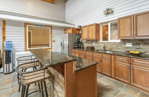 Londonderry House | Rustic 6 bedroom 6,500 sf home on 4 acres with hot tub!