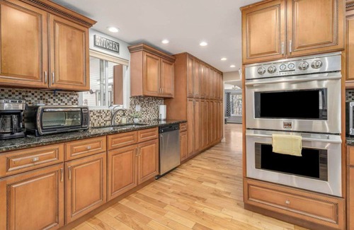 Londonderry House | Rustic 6 bedroom 6,500 sf home on 4 acres with hot tub!