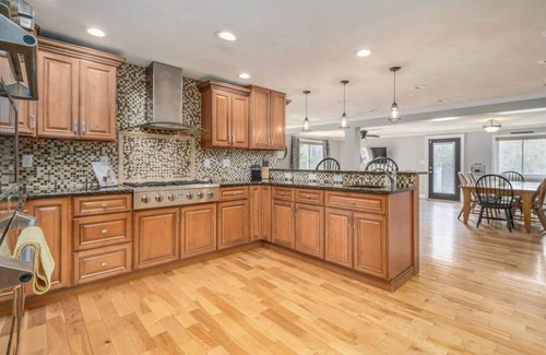 Londonderry House | Rustic 6 bedroom 6,500 sf home on 4 acres with hot tub!