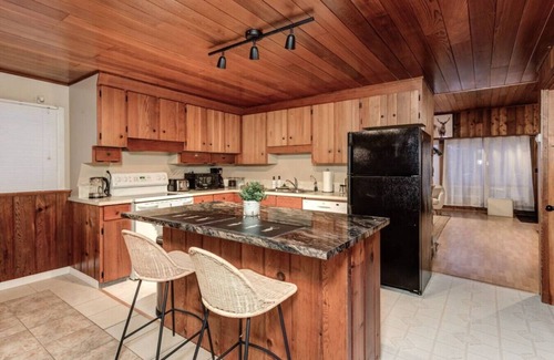 Sudbury Cottage | Rustic A-Frame | Hot Tub | Fire pit | Pool Table