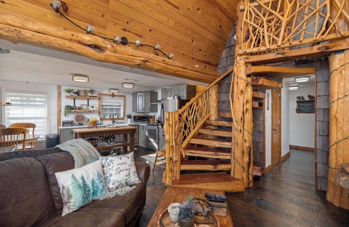 Branson Cabin | Rustic A-frame Cedar Cabin with loft, Lg Grill Outdoor Dining & Fire pit!