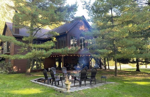 Decorah House | Rustic Acres Cabin & Springs