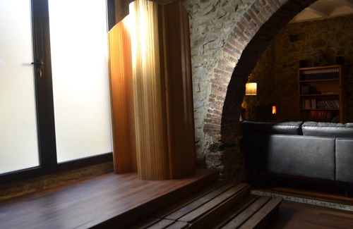 Vilamaniscle House | Rustic and slow stone house with Wifi and Garden.