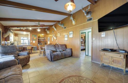 Llano House | Rustic and Western House on Lake - Swim and Fish!