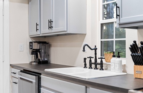 Branson House | Rustic Barn | Sleeps 12 | Outdoor Games | Fire Pit | Breathtaking Views - Cozy Nightlife