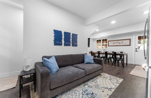 Branson House | Rustic Barn | Sleeps 12 | Outdoor Games | Fire Pit | Breathtaking Views - Cozy Nightlife