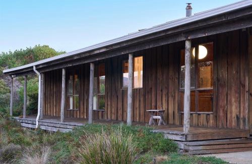 Douglas River House | Rustic by the sea ~ a timeless holiday retreat!