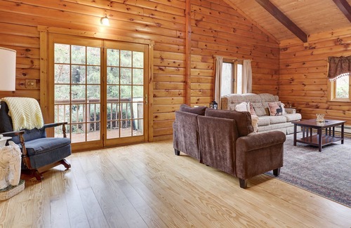 Cresco Cabin | Rustic Cabin Retreat w