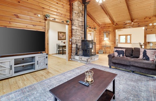 Cresco Cabin | Rustic Cabin Retreat w