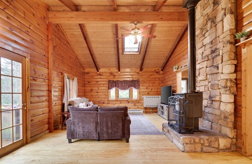 Cresco Cabin | Rustic Cabin Retreat w