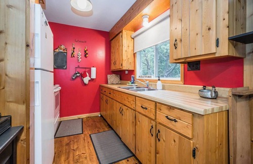 Tobermory Cabin | Rustic cabin w/Games near Lake & National Park