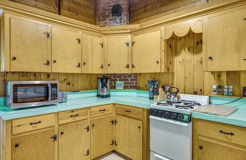 Holderness Cabin | Rustic Cabin w/Squam Lake Access & Fireplace!