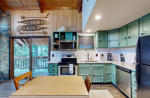Alyeska Ski Chalet | Rustic chalet w/private hot tub & sauna, views, near the slopes