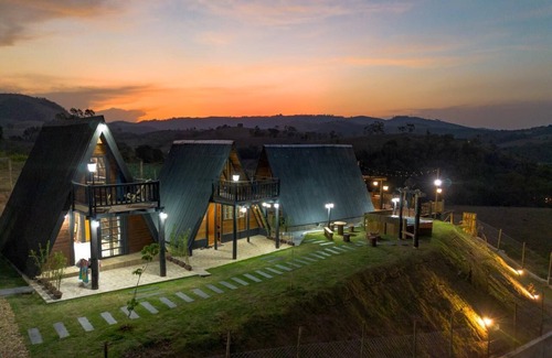 Serra Negra Ski Chalet | Rustic chalet with hot tub, beautiful view and breakfast in Serra Negra