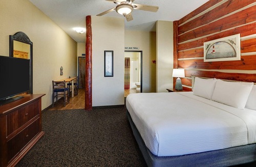 Moline Hotel | Rustic Charm by the Mississippi River! Inviting Riverbank Lodging