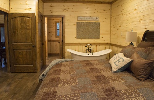 Wills Point Cabin | Rustic Charm - New Luxury Log Cabin