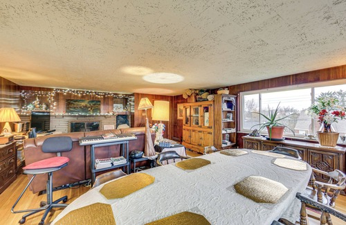 West Mifflin House | ‘Rustic Chic’ Retreat: 4 Mi to Kennywood!