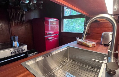 Bryans Road Ski Chalet | Rustic Colonial Chalet w/AC, only 40 minutes from Washington, D.C. - 2 bedrooms