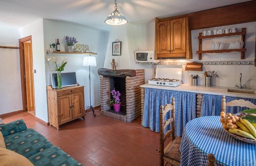 Padul Cottage | Rustic Cottage in El Padul with private terrace