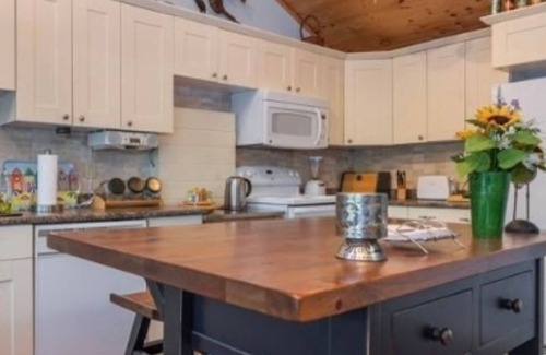 Georgian Bay Cottage | Rustic cottage in the Muskokas! Rare lakeside 4 BR, with dock, wifi + AC