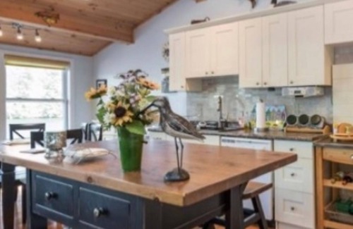 Georgian Bay Cottage | Rustic cottage in the Muskokas! Rare lakeside 4 BR, with dock, wifi + AC