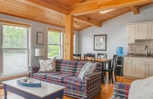 Georgian Bay Cottage | Rustic cottage in the Muskokas! Rare lakeside 4 BR, with dock, wifi + AC
