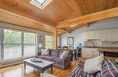 Georgian Bay Cottage | Rustic cottage in the Muskokas! Rare lakeside 4 BR, with dock, wifi + AC
