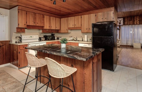 Sudbury Cottage | Rustic & Cozy A-Frame cottage | Fireplace | Pool Table | Movie room