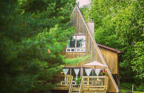 Sudbury Cottage | Rustic & Cozy A-Frame cottage | Fireplace | Pool Table | Movie room
